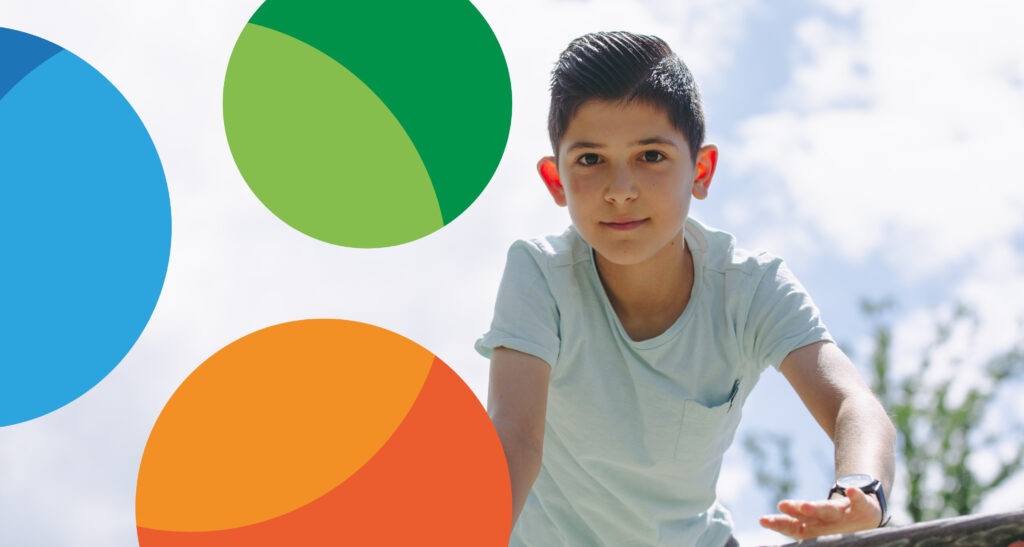 Foto van een kind met gekleurde bollen voor Zinder