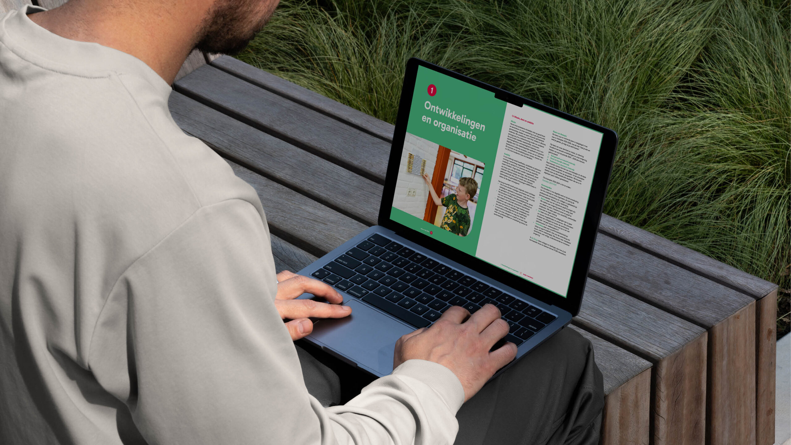 Laptop met daarop een pagina uit een schoolgids voor PCBO Amersfoort